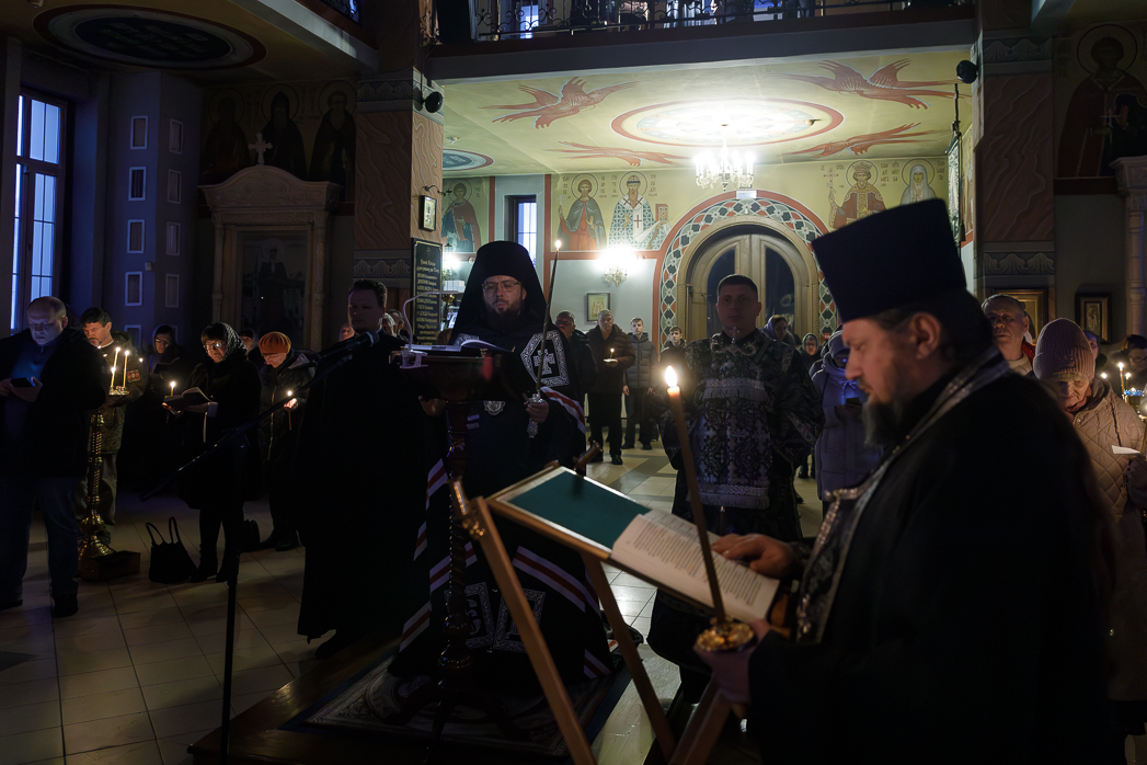 В понедельник первой седмицы Великого поста Преосвященнейший епископ Дионисий совершил повечерие с чтением Великого канона преподобного Андрея Критского в Свято-Ильинском соборе города Россоши