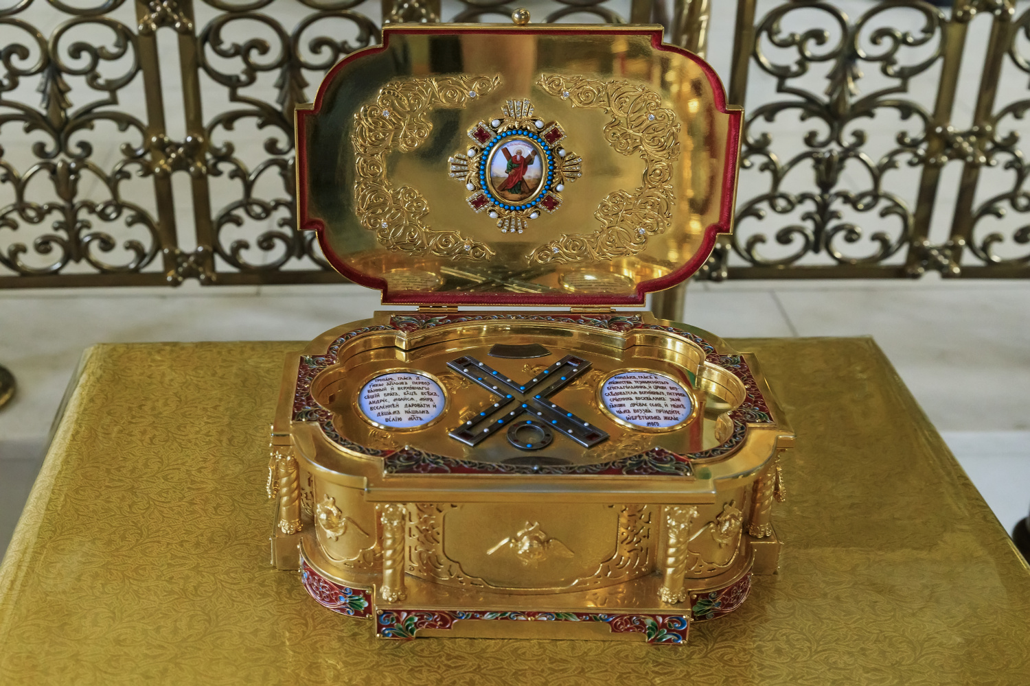 Ковчег с частицами мощей и креста св. апостола Андрея Первозванного