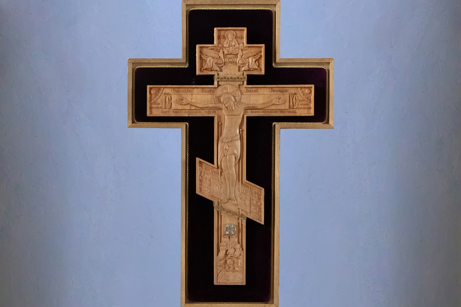 Крест с частицей Животворящего Креста Господня