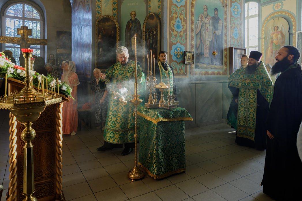 Иерей Иаков Калинин совершил всенощное бдение в храме-колокольне святого благоверного князя Александра Невского города Россошь