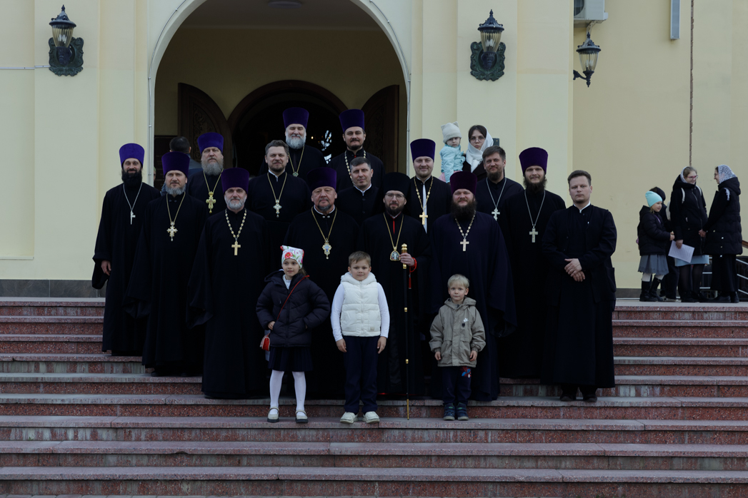 В праздник Светлого Христова Воскресения Преосвященнейший епископ Дионисий совершил Пасхальную великую вечерню в Свято-Ильинском кафедральном соборе г. Россоши
