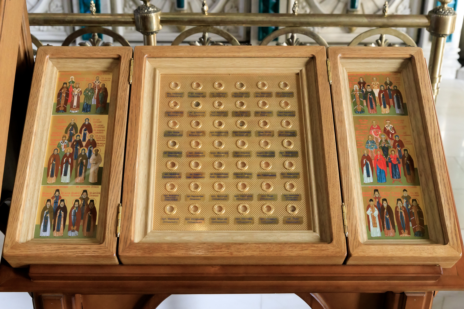 Соборный ковчег-складень с мощами и иконами 