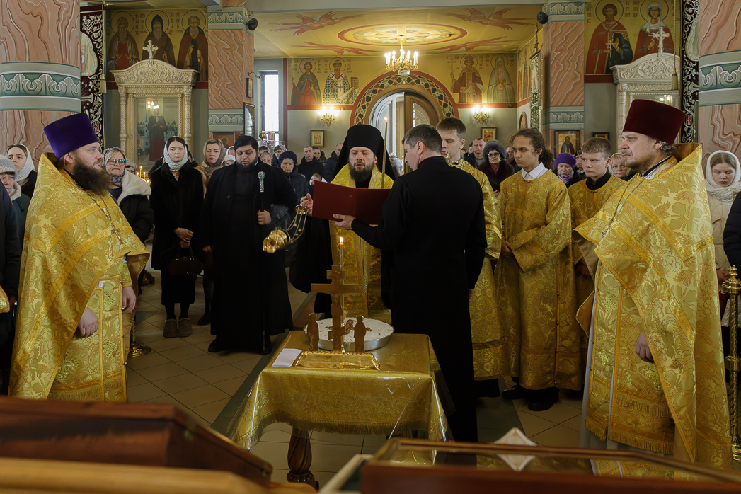 В Неделю о блудном сыне епископ Дионисий совершил Божественную литургию в Свято-Ильинском кафедральном соборе города Россошь